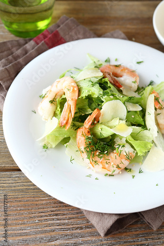 Fresh salad with shrimps, lettuce and cheese