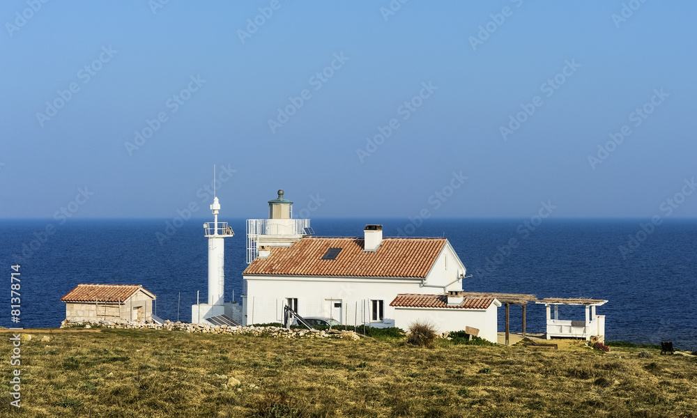 Leuchtturm mit Haus am Meer in Istrien