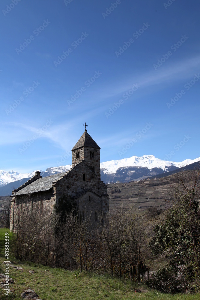 Chapelle face aux Alpes.