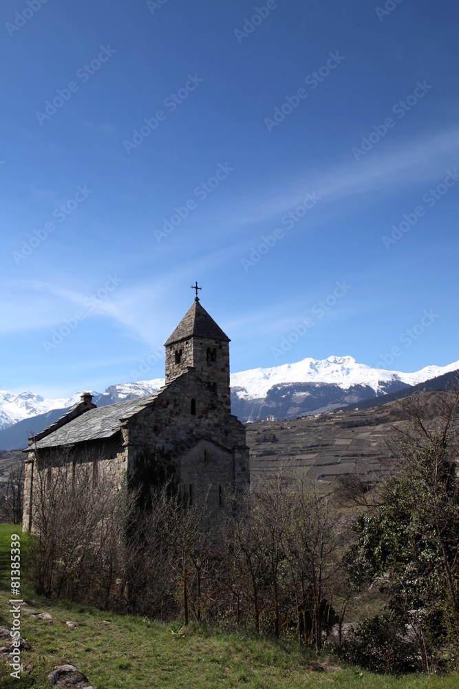 Chapelle face aux Alpes. Chapelle face aux Alpes.