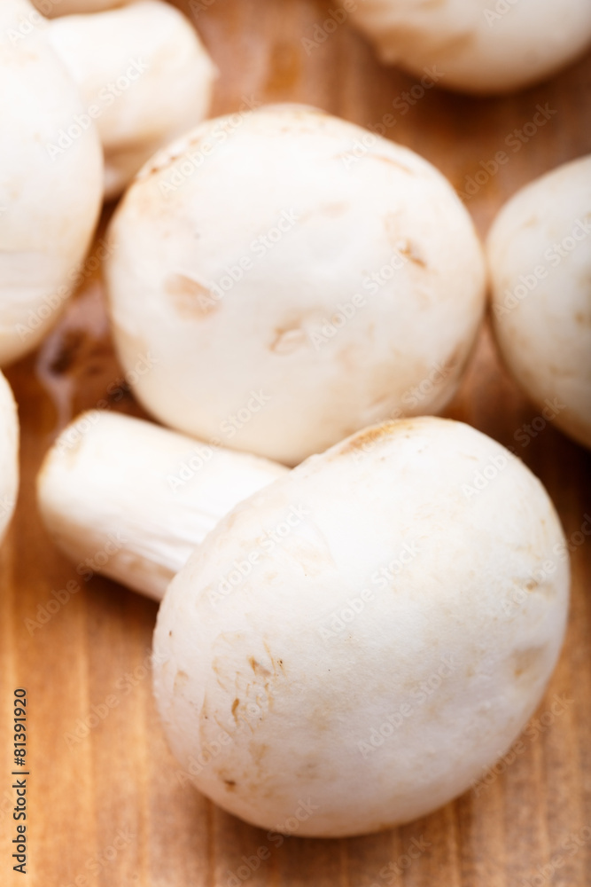 champignons closeup on wooden background
