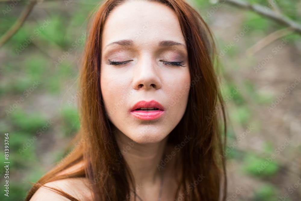 Naklejka premium Spring portrait of a pretty red-haired young lady