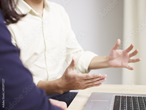 Foto conversation between two colleagues