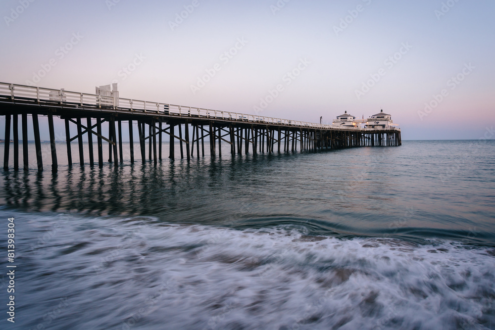 Obraz premium The Malibu Pier at twilight, in Malibu, California.