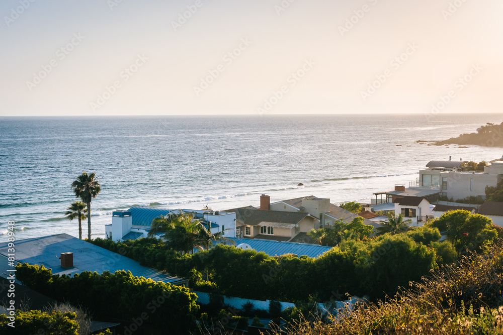 Obraz premium View of houses along the Pacific Ocean, in Malibu, California.