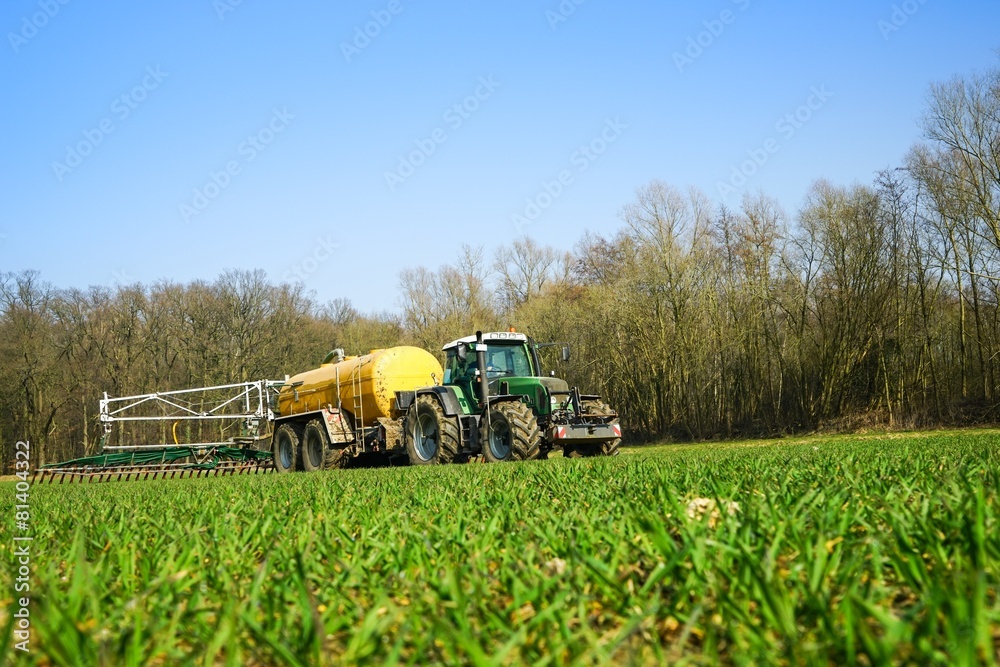Obraz premium Gülleausbringung mit Schleppschläuchen, Froschperspektive