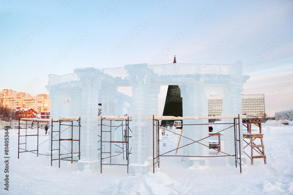 Obraz premium Construction of sculpture with columns in Ice town in Perm