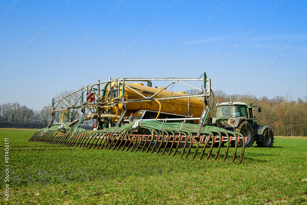 Obraz premium Gülleausbringung mit Schleppschlauchtechnik im Frühling