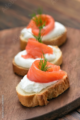 Fish sandwiches with salmon and dill