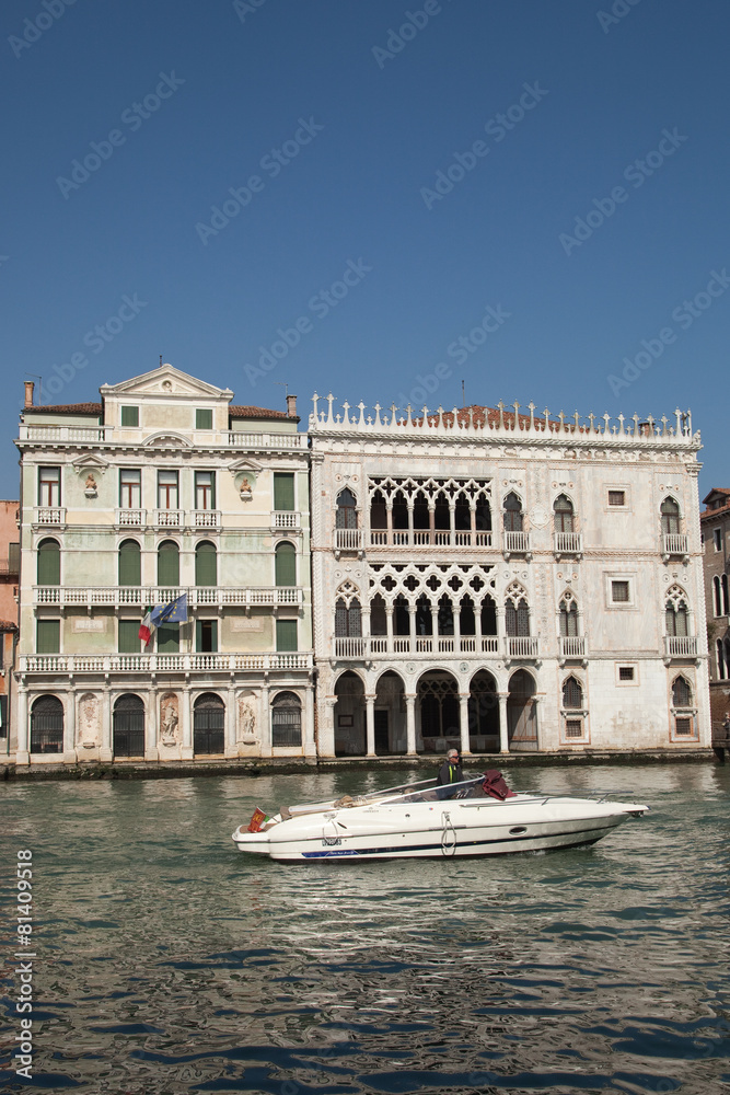 Plaisance sur le grand canal de Venise