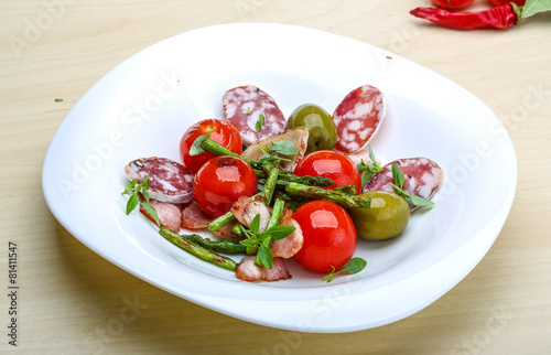 Italian salad with aspagagus and bacon