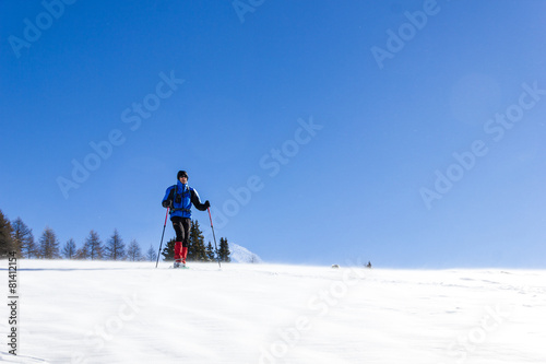 Escursionista con ciaspole su neve