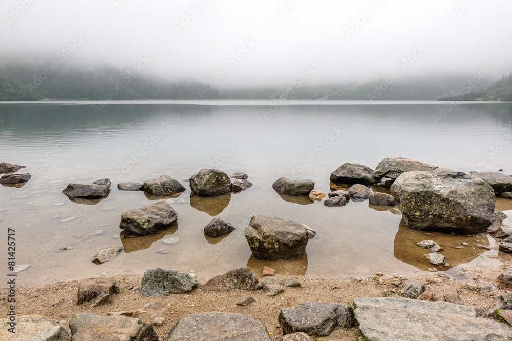 Mgła nad jeziorem - obrazy, fototapety, plakaty 