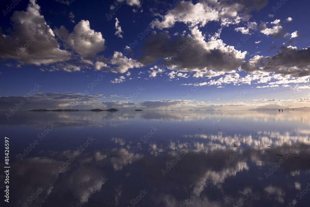 Fototapeta premium ミラーレイク・ウユニ塩湖の夕景