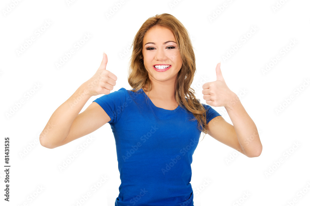 Fototapeta premium Młoda szczęśliwa kobieta z aprobatami.