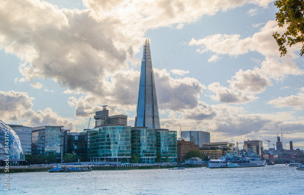 Obraz premium LONDON, UK - AUGUST 16, 2014: Shard of glass