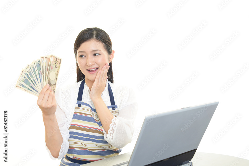 紙幣を持つ女性