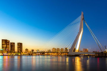 Papier peint photo Des ponts Pont Érasme emblématique de Rotterdam  © vichie81