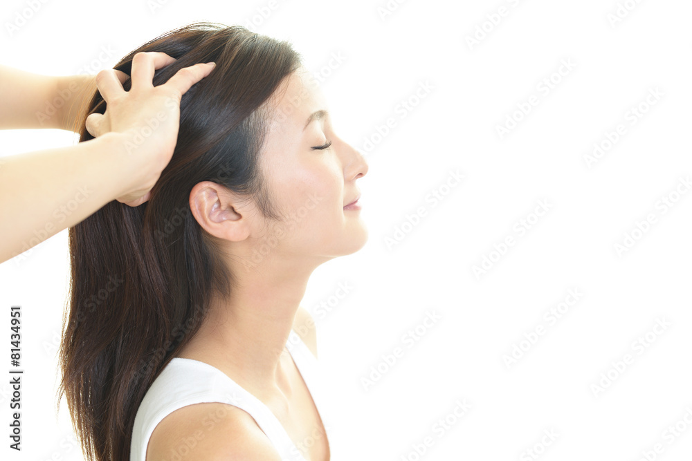 ヘッドスパで寛ぐ女性
