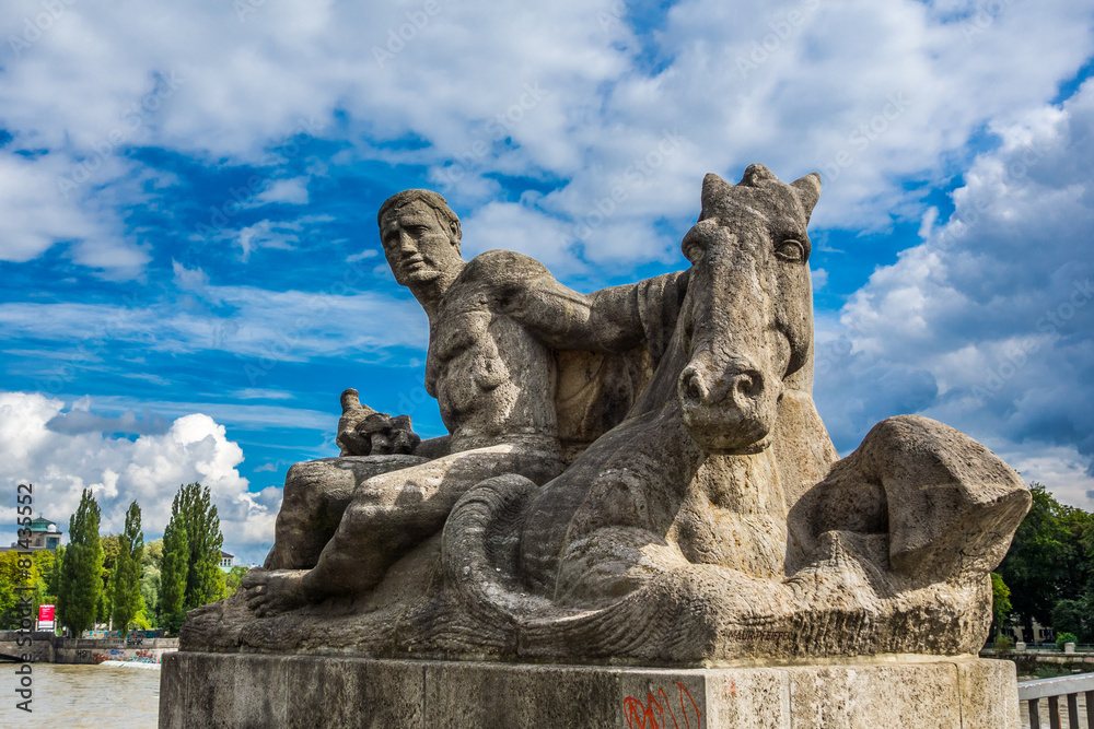 Reiterskulptur an der Reichenbachbrücke in München Stock-Foto | Adobe Stock