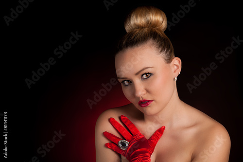 Junge Frau mit roten Handschuhen