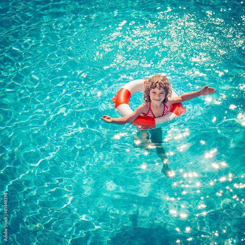 Happy child playing in swimming pool © Sunny studio