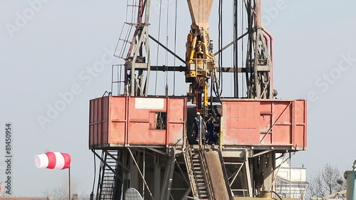 workers on oil drilling rig