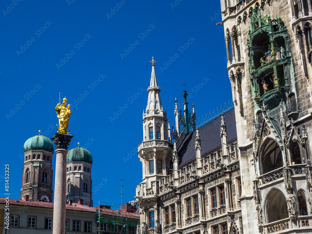 Fototapeta premium München Marienplatz mit Rathaus Frauenkirche Mariensäule