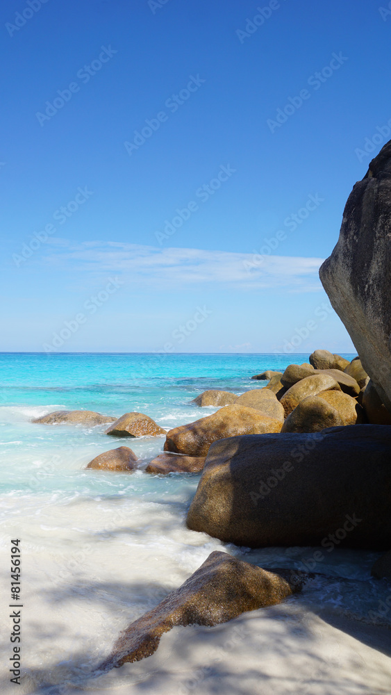 Fototapeta premium waves and granite