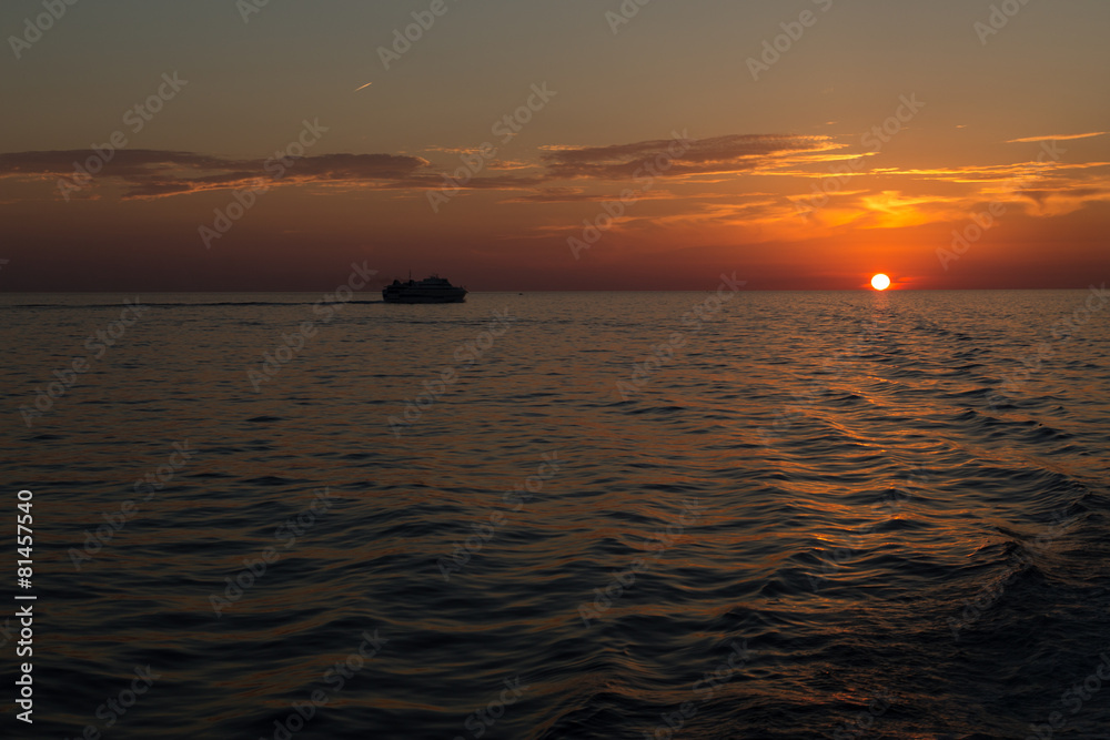 Obraz premium Crossing from Sicily at sunset.