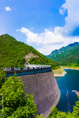 Fototapeta Naklejka Na Ścianę i Meble -  Big dam.  Dam in the Mountains