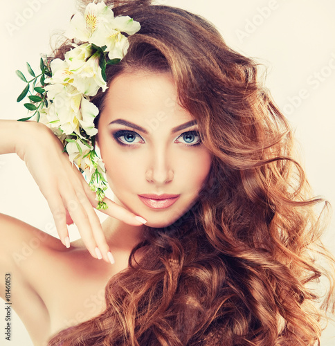 Photo Spring freshness. Girl with delicate pastel flowers in hair