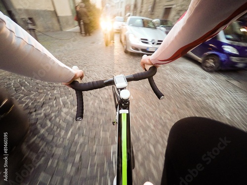 uomo in bicicletta nel traffico della città photo