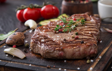 Fototapete Steakhouse Rumpsteak auf schwarzem Steintisch  © Lukas Gojda