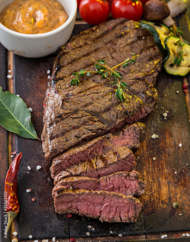 Schilderij op canvas Beef rump steak on black stone table