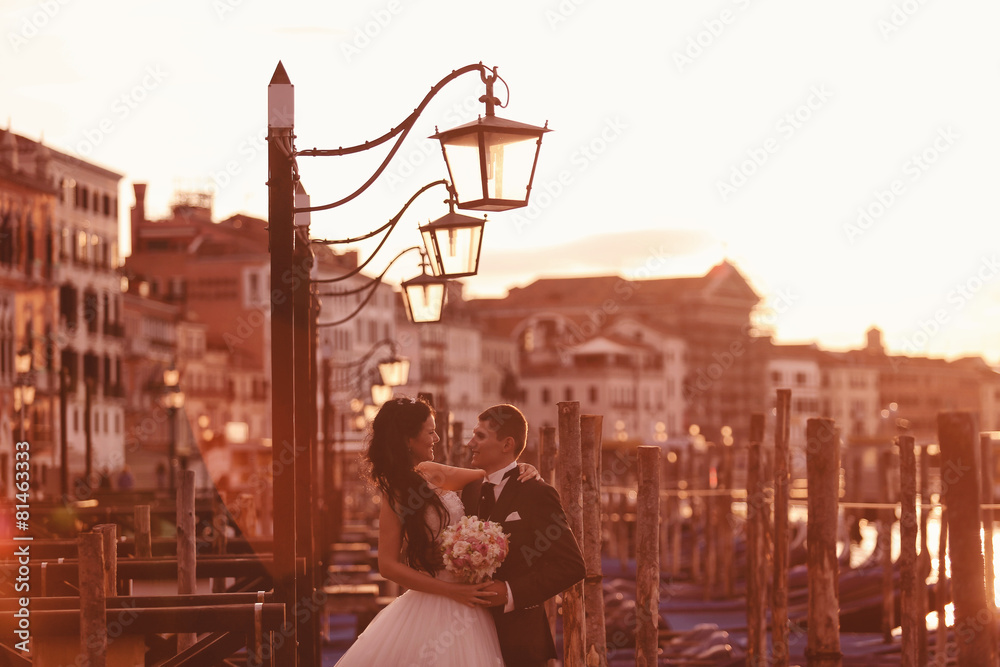 Obraz premium Bridel couple in Venice at sunset