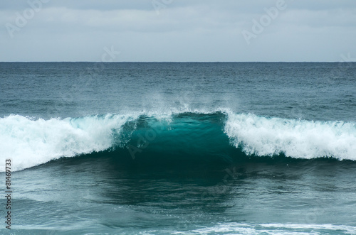 波の立つ青い海
