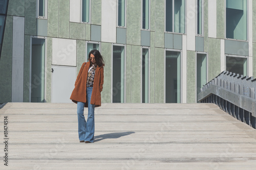Foto Beautiful girl posing in an urban context