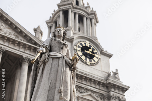 Queen Anne at west of St Paul s cathedral