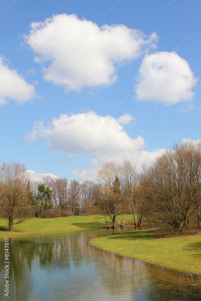 Idyllische Parklandschaft mit Weiher und Schönwetter-Wolken Idyllische Parklandschaft mit Weiher und Schönwetter-Wolken