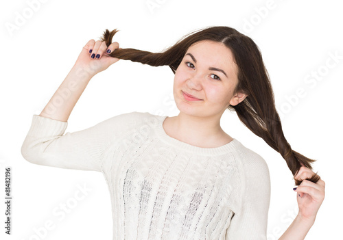 Радостная девушка держит себя за волосы