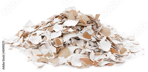Foto Heap of crushed egg shells isolated on white background