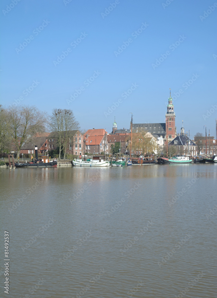 Fototapeta premium Touristenort Leer in Ostfriesland mit Waage und Rathaus