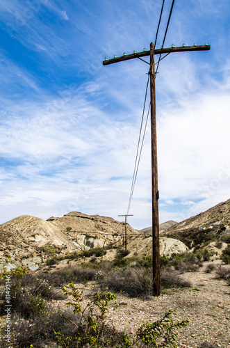 Telefonmast in Steinwüste in andalusien