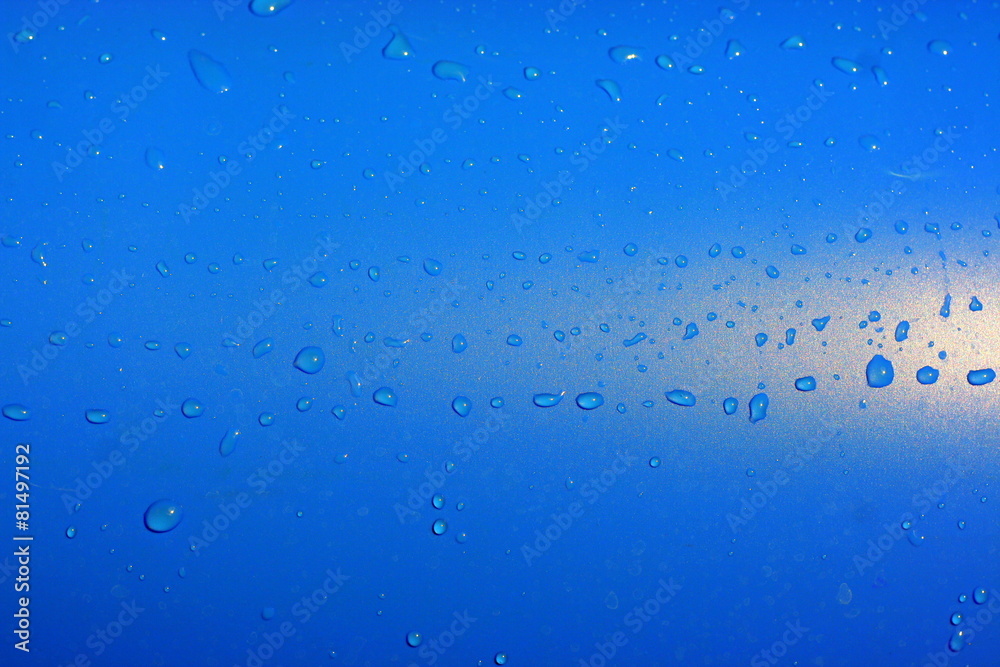 Wassertropfen auf blauem Untergrund
