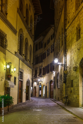 Fototapeta Naklejka Na Ścianę i Meble -  Night view of the town square in Florence Italy