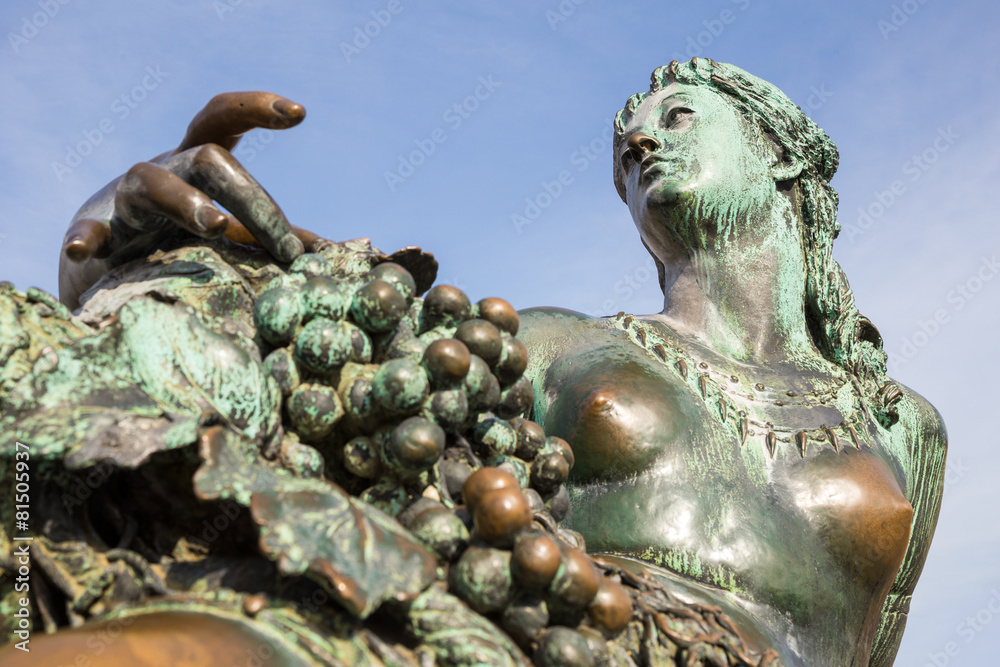 Obraz premium Bronzeskulptur am Neptunbrunnen auf dem Alexanderplatz, Berlin
