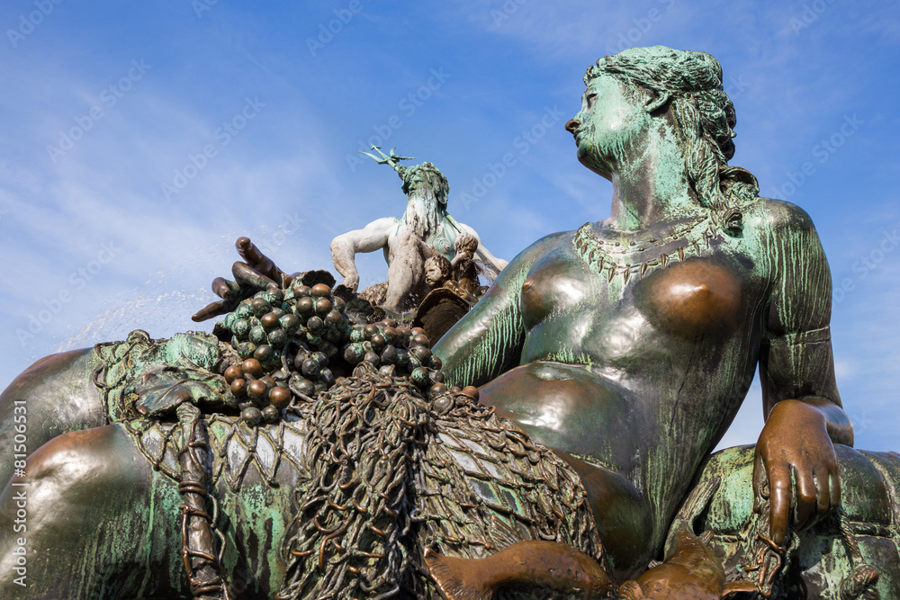 Obraz premium Neptunbrunnen auf dem Alexanderplatz in Berlin, Deutschland