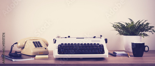 z-motywem-vintage-maszyny-do-pisania-i-biurka-z-telefonem