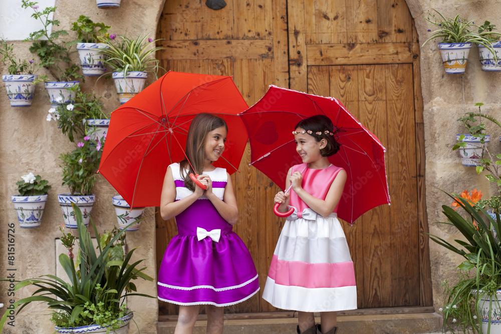 Niñas con vestido de fiesta y paraguas rojos sonriendo foto de Stock |  Adobe Stock